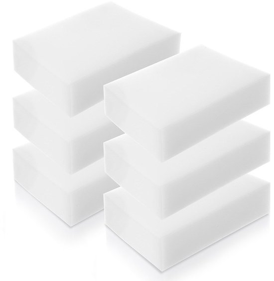 Stapel van zes witte melamine schoonmaaksponzen.