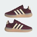 Paar bordeauxrode sneakers met beige en blauwe strepen, beige zolen.