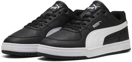 Zwarte sneakers met witte Puma-streep en zool.