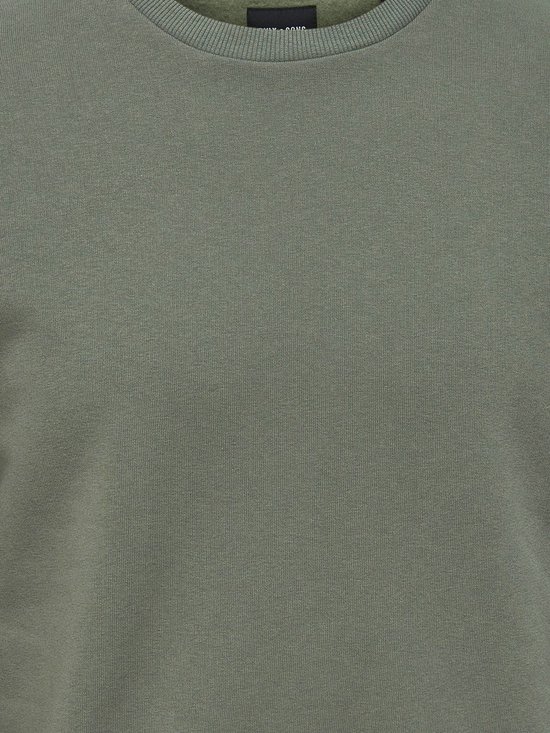 Gedetailleerde opname van de stof van een effen groene sweater met een subtiele textuur.