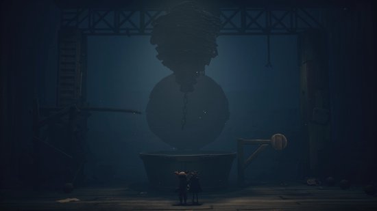 Twee kleine figuren staan voor een gigantische, mysterieuze bol in een donkere, waterige kamer.