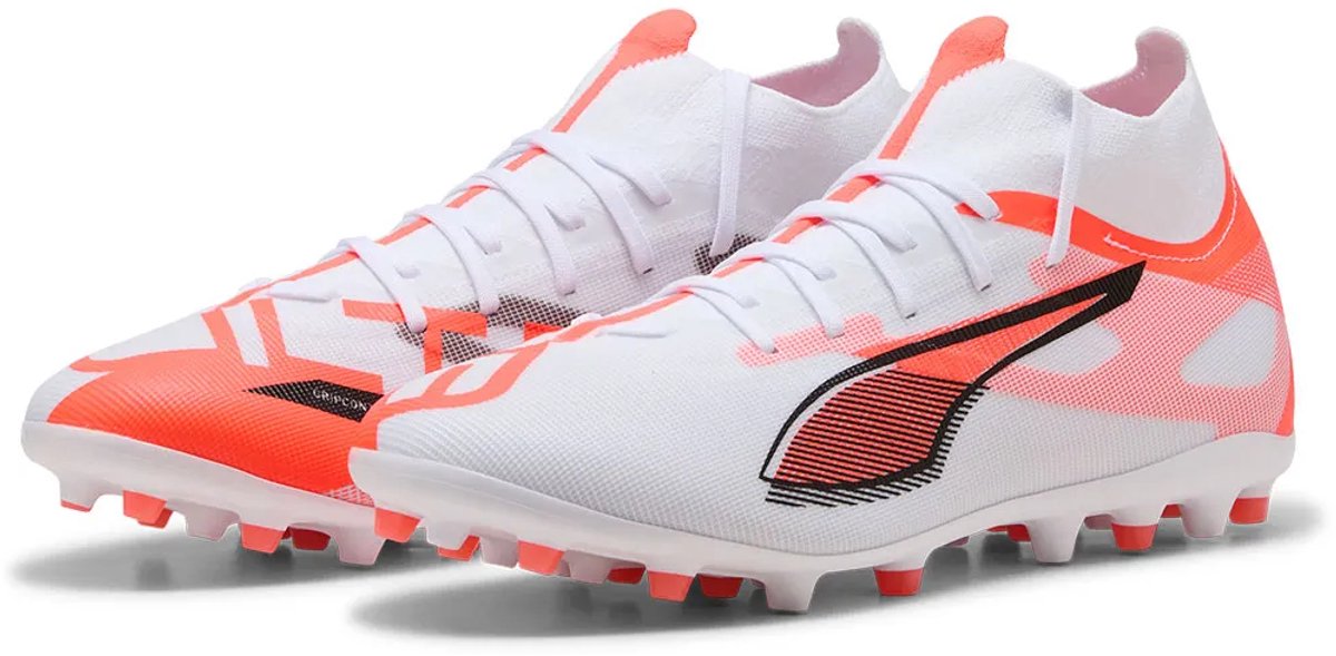 Puma Ultra 5 Match+ Mg voetbalschoenen in wit met oranje accenten, lichtgewicht mesh bovenwerk en TPU-buitenzool.