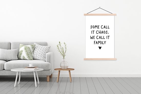Posterhanger avec affiche - Affiche scolaire - Citation anglaise Certains l'appellent chaos, nous l'appelons famille avec un cœur sur fond blanc - 120x180 cm - Lattes vierges