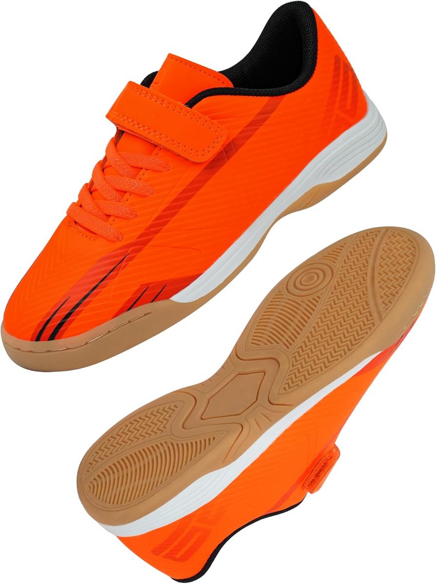 Felgekleurde oranje futsal sportschoenen voor jongens en meisjes, met klittenbandsluiting en rubberen zool voor grip.