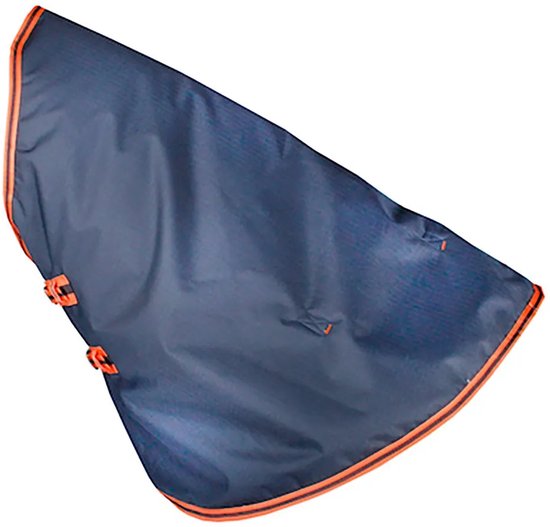 Donkerblauwe deken met oranje bies en gespen.