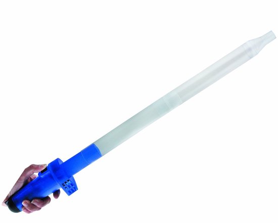 Hand die een blauw-witte spinnenvanger met lange, transparante buis vasthoudt.