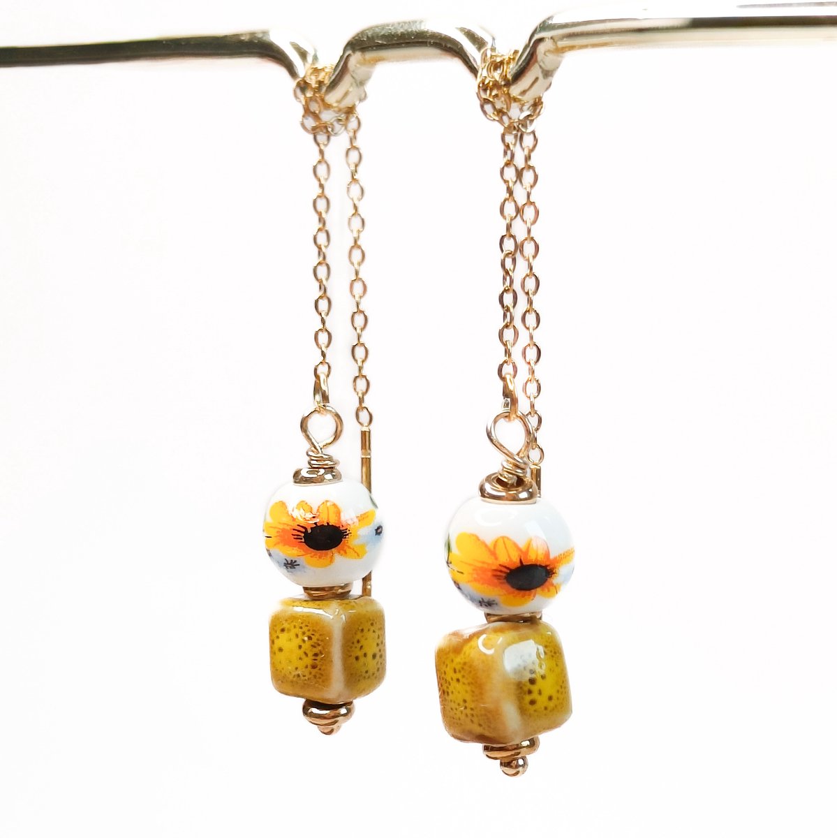 Ava & Imber | Keramiek Threader Zonnebloem | Originele Doortrekoorbellen Geel met Bloem
