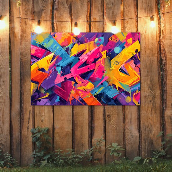 Een abstracte graffiti poster met felle kleuren hangt aan een houten schutting, verlicht door een slinger met lampjes.