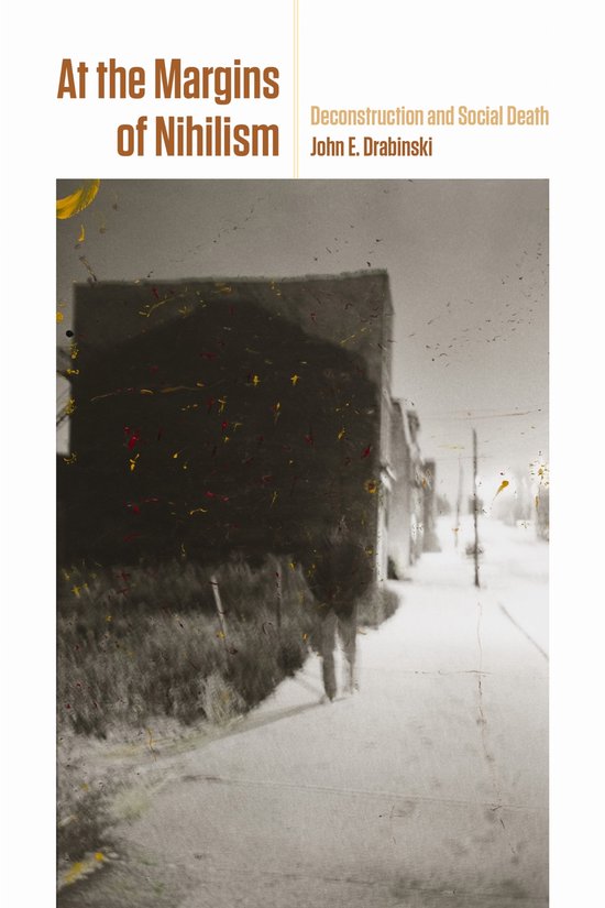 Boek kaft met de titel 'At the Margins of Nihilism' en 'Deconstruction and Social Death' door John E. Drabinski. De kaft toont een wazige, sepia-achtige foto van een straat met twee figuren.