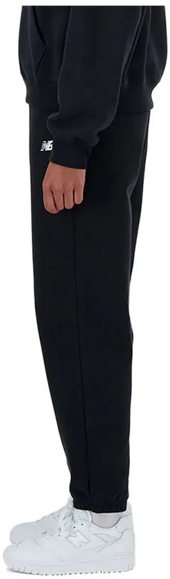 Zijaanzicht van een zwarte New Balance joggingbroek met wit logo.