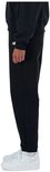 Zijaanzicht van een zwarte New Balance joggingbroek met wit logo.