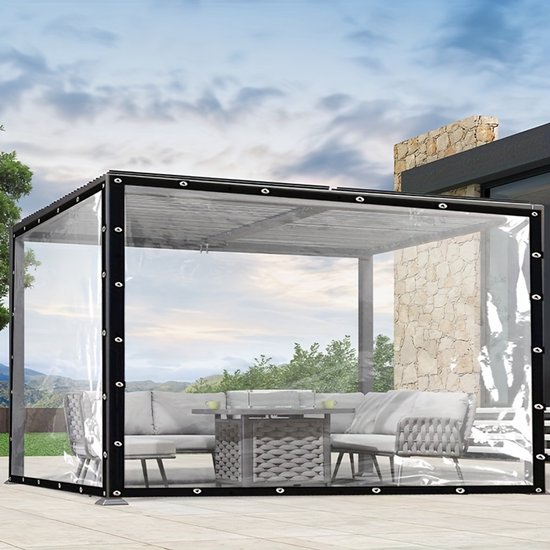 Moderne pergola met transparante zijwanden, zwart frame, en zithoek binnen.