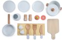 Bovenaanzicht van beige speelgoedkeuken accessoires: borden, potten, bestek, groenten, peper- en zoutvaatjes op een geel geruit doekje.