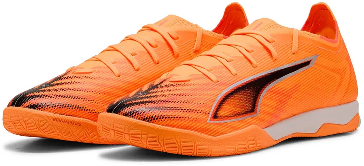 Puma Ultra 6 Match zaalschoenen in feloranje met zwart, maat EU 44 1/2, ideaal voor zaalvoetbal.