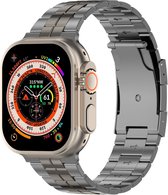 Zilverkleurig Apple Watch met metalen band en digitaal scherm met wijzerplaten en grafieken.