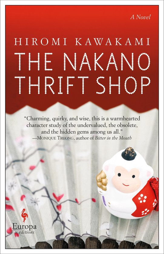 Boek "The Nakano Thrift Shop" van Hiromi Kawakami met een ansichtkaart van een Japanse waaier en een aapbeeldje.