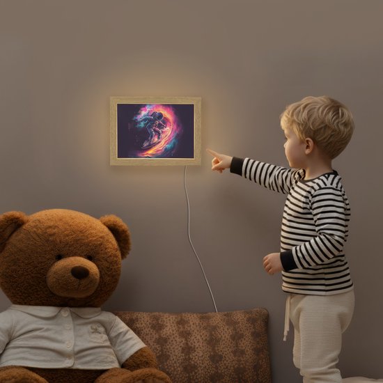 Nachtlampje 20x15 cm - Kinder lampje - Astronaut - Ruimte - Surfen - Kleurrijk - Tafellamp kinderkamer - Slaapkamer lamp - Bedlamp kinderen - Kinderlampje stopcontact - Wandlamp babykamer - Nachtlampjes van Merkloos — afbeelding 5