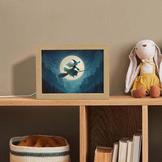 Nachtlampje 20x15 cm - Kinder lampje - Heks - Maand - Bos - Magisch - Tafellamp kinderkamer - Slaapkamer lamp - Bedlamp kinderen - Kinderlampje stopcontact - Wandlamp babykamer - Nachtlampjes van Apollon. — afbeelding 3