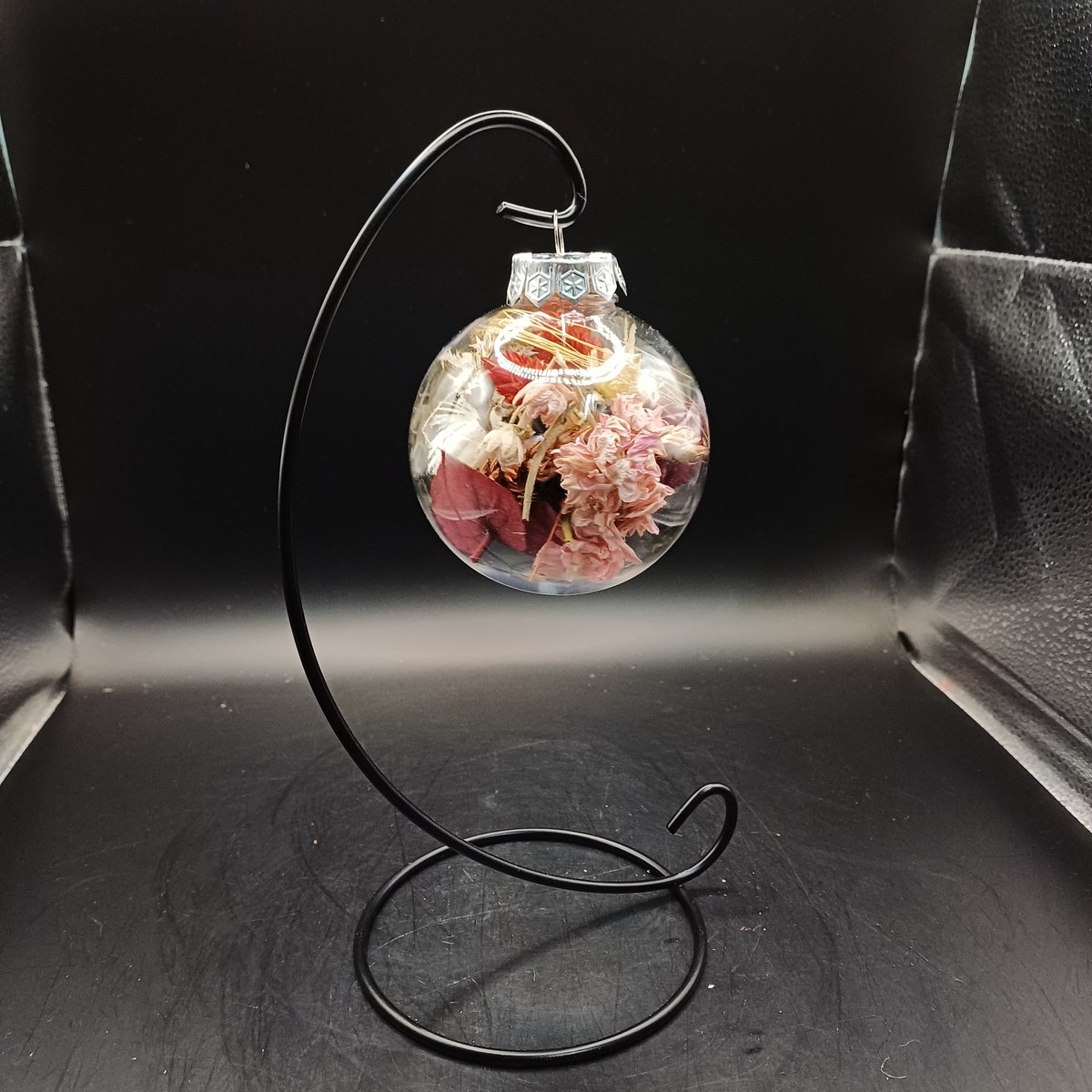 Glazen kerstbal van 8 cm met droogbloemen incl. zwarte houder - cadeau - kerstmis - kerstbal - kerstcadeau - kerstboom - interieur - decoratie - woondecoratie - vrolijk - kerst