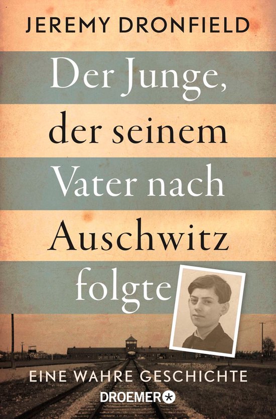 Boekomslag met de titel 'Der Junge, der seinem Vater nach Auschwitz folgte' in grote letters op een achtergrond van horizontale banen. Rechtsonder een zwart-witfoto van een jonge man. Onder de titel staat 'EINE WAHRE GESCHICHTE'.