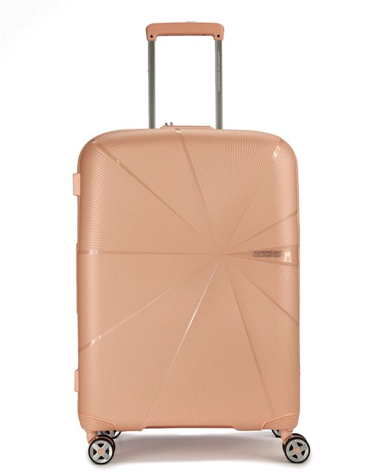 Roze koffer met gestructureerd oppervlak, uittrekbare handgreep en wielen.