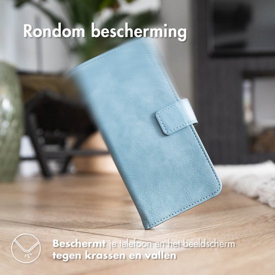 Lichtblauwe telefoonhoes in boekstijl met 'Rondom bescherming' en 'Beschermt je telefoon en het beeldscherm tegen krassen en vallen'.