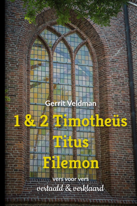 Gekleurd glas-in-loodraam in een bakstenen muur, met de tekst 'Gerrit Veldman 1 & 2 Timotheüs Titus Filemon vers voor vers vertaald & verklaard'.