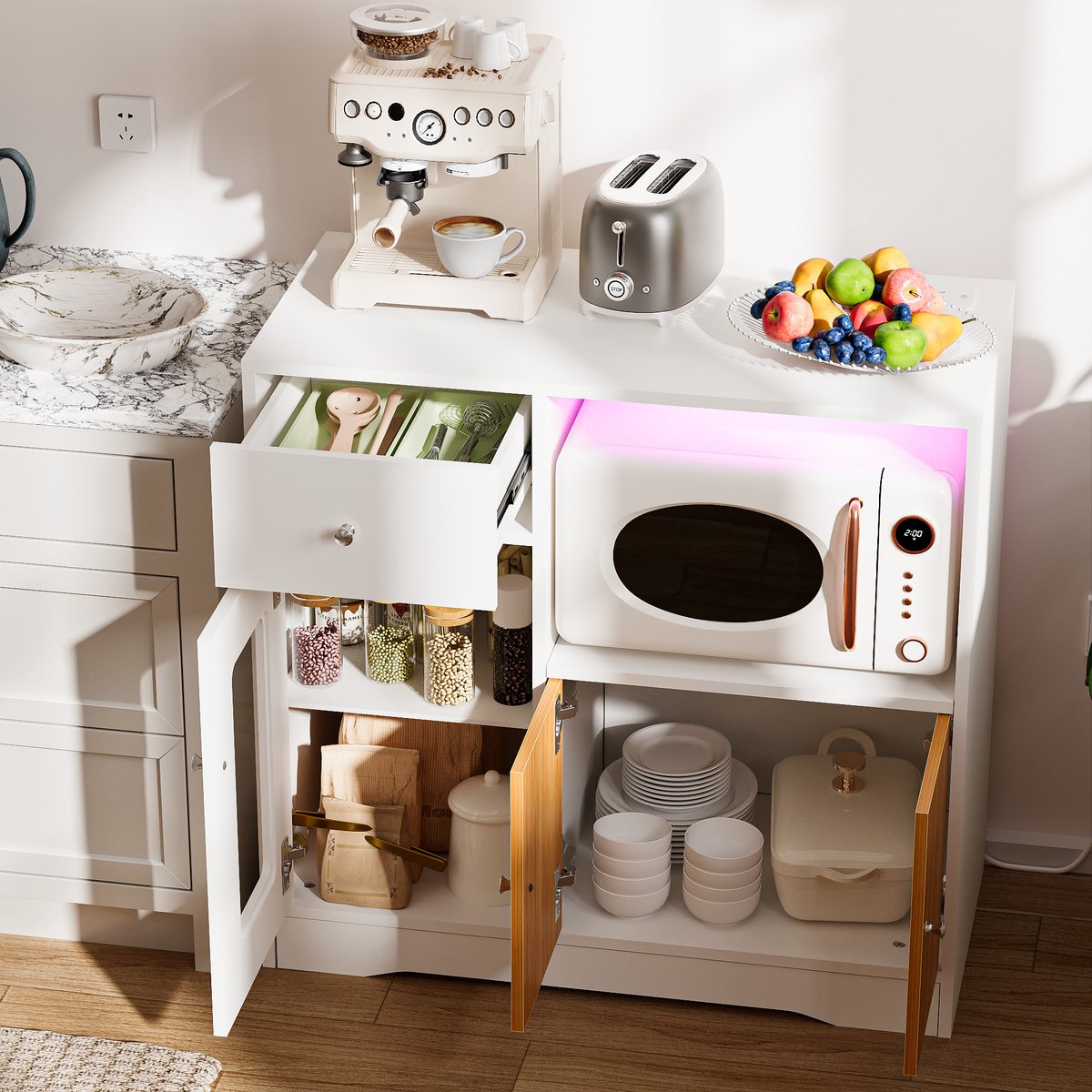 Kast - Houten hoekkast - Binnenverlichting - Met laadstation - 2 stopcontacten / 2 USB-poorten - 1 lade - 2 kastdeuren - Met magnetronrek - Geschikt voor keuken en woonkamer - Europese stekker - Wit/bruin