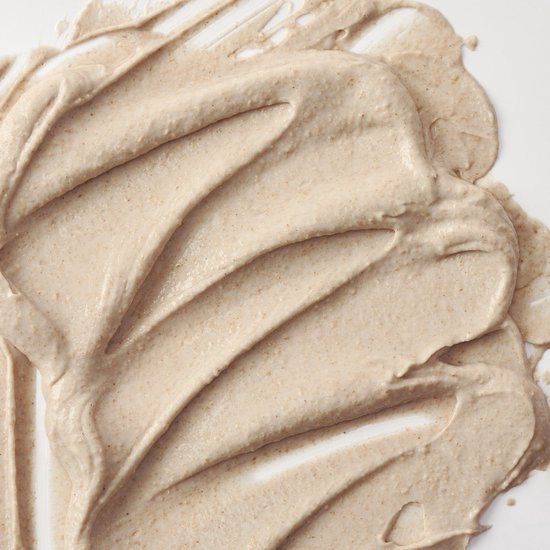 Gekruld product van het 'Ground Rice and Honey Glow Mask' met zichtbare rijstkorrels.