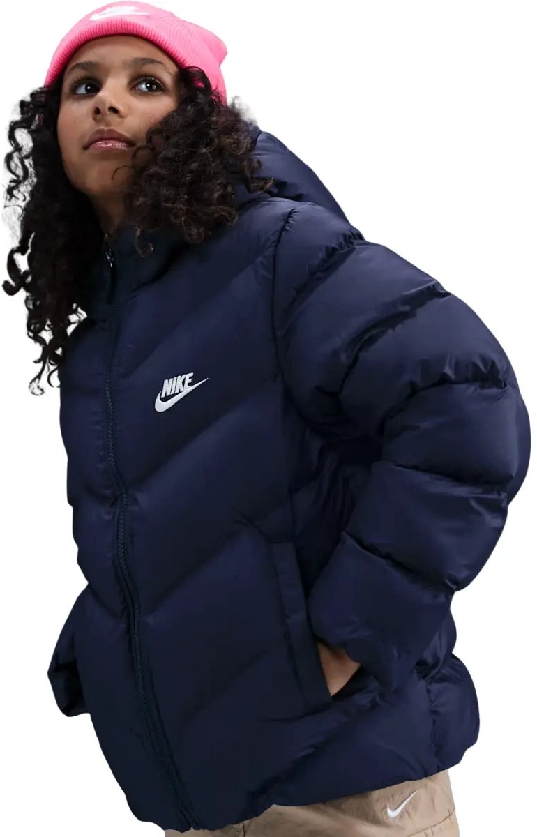 Nike sportswear all day play gewatteerd therma-fit winterjas in de kleur marine. Blauw