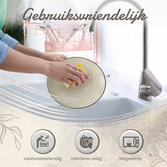 Een beige kom met spiraalpatroon wordt schoongemaakt in een gootsteen. Iconen tonen vaatwasbestendig, handwas veilig, magnetron.