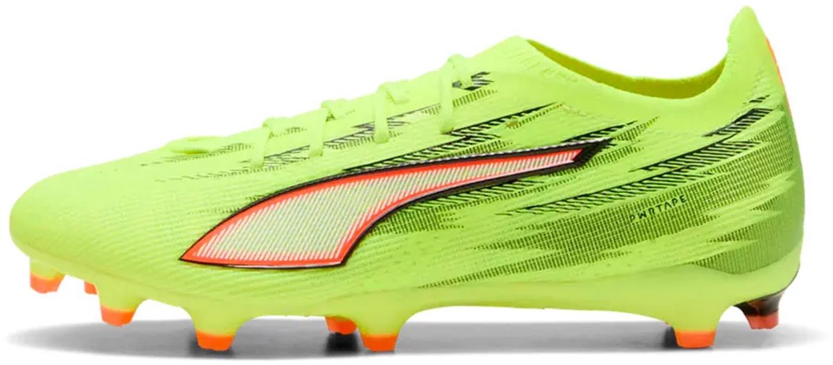 Puma Ultra 6 Pro FG/AG voetbalschoenen in felgeel met zwart en oranje details, maat EU 44, ontworpen voor snelheid.