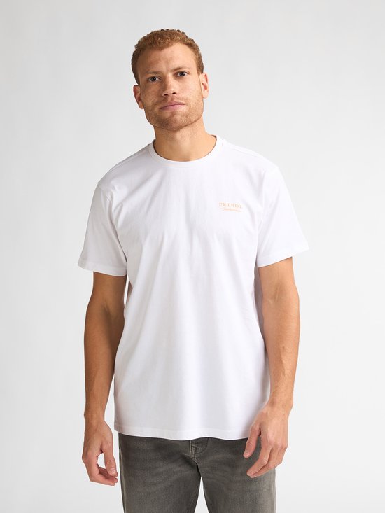 Wit T-shirt met een kleine oranje opdruk van 'PETROL Industries' op de borst, gedragen door een man.