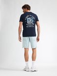 Man met donkerblauw T-shirt met grafische print op de rug.