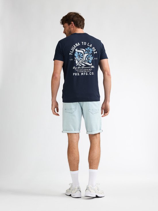 Man met donkerblauw T-shirt met grafische print op de rug.