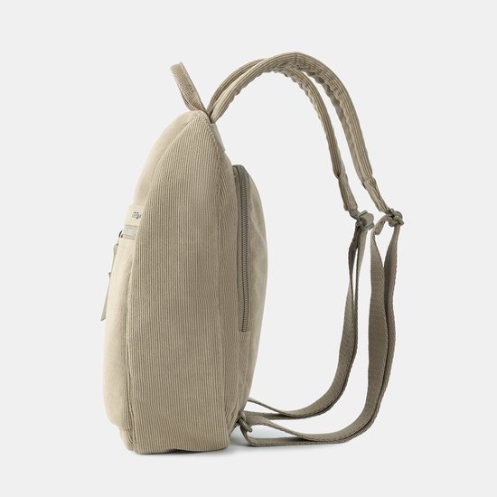 Zijaanzicht van een compacte, beige ribfluwelen rugzak met ritsvak en verstelbare schouderbanden.