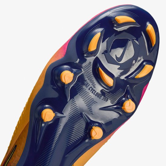 Zool van een gele Nike voetbalschoen met rode en blauwe accenten, met "NIKE CYCLONE 360".