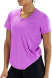 Vrouwen dragen een lichtpaarse sportshirt met V-hals en korte mouwen.