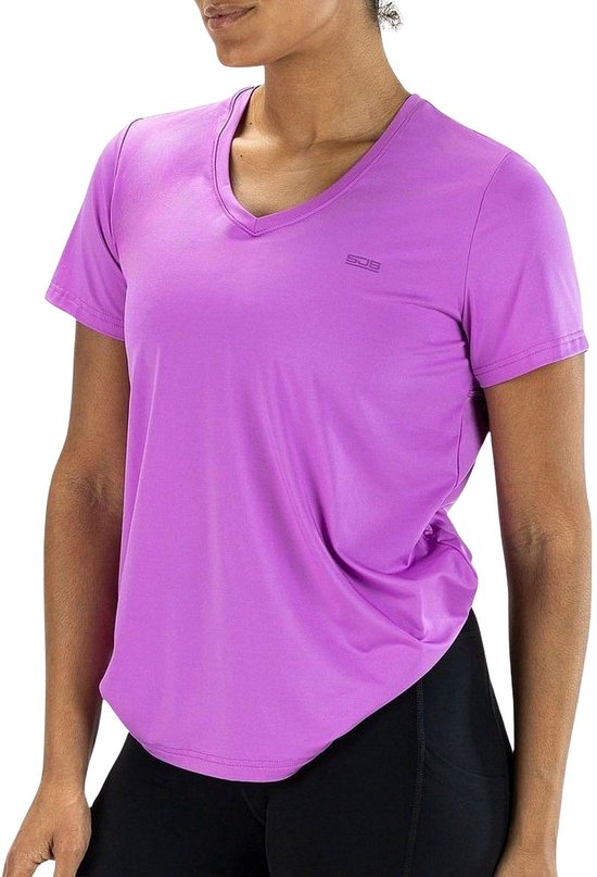 Vrouwen dragen een lichtpaarse sportshirt met V-hals en korte mouwen.
