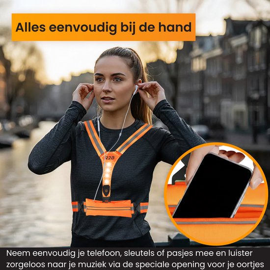 Vrouw met oranje hardloopvest met verlichting, terwijl ze haar telefoon in het opbergvak stopt.