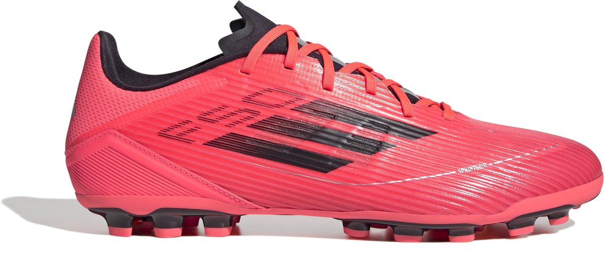 Adidas F50 League AG voetbalschoenen in felroze met stretch tong voor optimale pasvorm en snelheid.