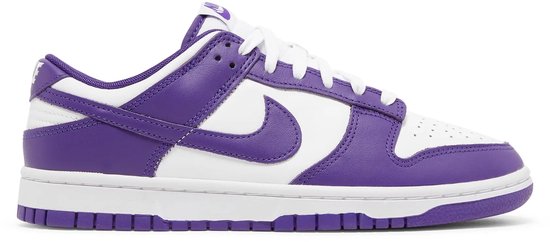 Paarse en witte Nike Dunk Low sneaker, zijaanzicht, met witte veters.