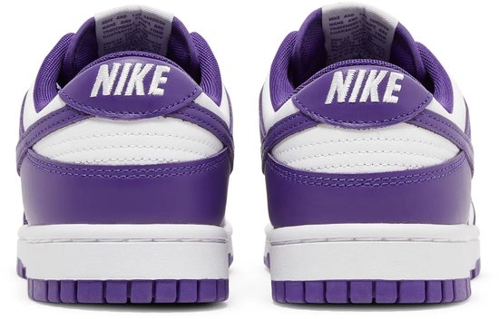 Achterkant van paarse en witte Nike Dunk Low sneakers met witte accenten.