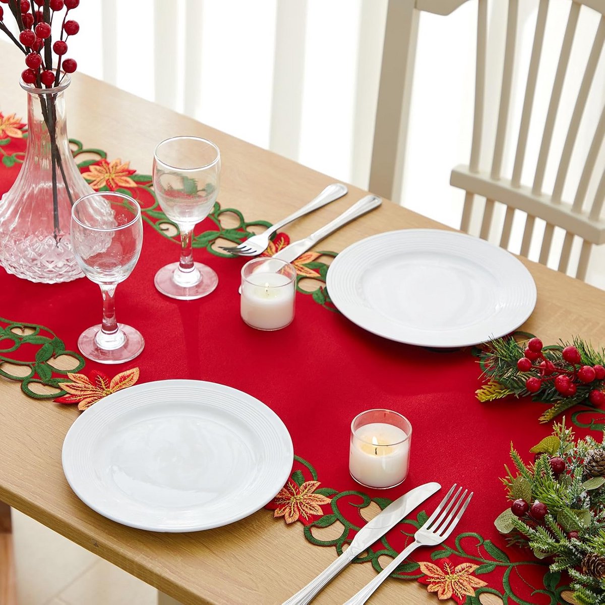 Rode Geborduurde Kerst Tafelloper - Feestelijk Bloem & Blad Tafelkleed voor Dinerdecoratie