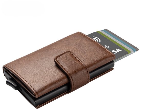 Bruine kaarthouder met creditcards, deels uitgeschoven.