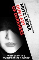 Boekomslag van Fritz Leibers 'Our Lady of Darkness', met deels zichtbaar gezicht van een vrouw, tekst: 'GRAND MASTER OF SCIENCE FICTION FRITZ LEIBER OUR LADY OF DARKNESS WINNER OF THE WORLD FANTASY AWARD'.