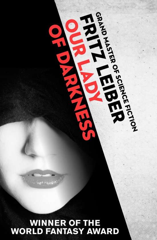 Boekomslag van Fritz Leibers 'Our Lady of Darkness', met deels zichtbaar gezicht van een vrouw, tekst: 'GRAND MASTER OF SCIENCE FICTION FRITZ LEIBER OUR LADY OF DARKNESS WINNER OF THE WORLD FANTASY AWARD'.