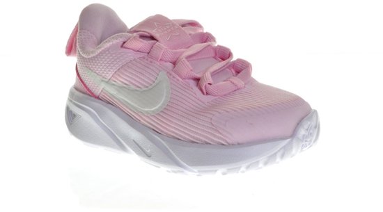 Roze Nike Star Runner sneaker met witte zool, witte Nike swoosh en roze veters.