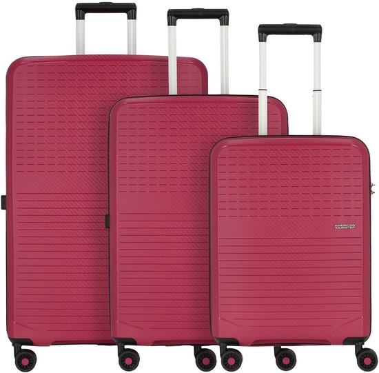 Drie rode koffers met roze tint, gestreept patroon, TSA-slot en wieltjes.