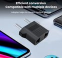 Zwarte Amerikaanse naar Europese reisstekker adapter met twee pinnen, geflankeerd door een smartphone en tablet.